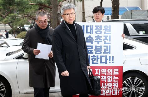 경찰 출석하는 김택우 의협 비대위원장과 박명하 조직위원장 연합뉴스