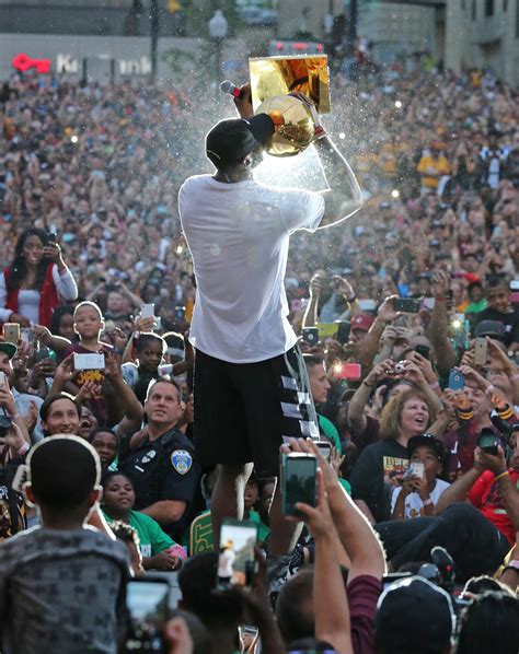 Photo Lebron James Et Les Cleveland Cavaliers Lors De La Célébration De Leur Titre De