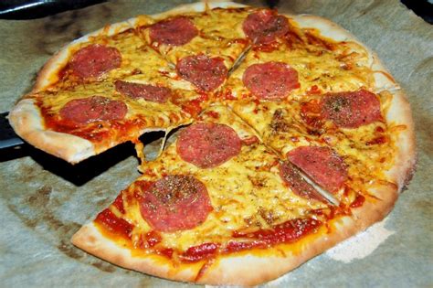 Prosta domowa pizza z salami Ogrodnik w podróży