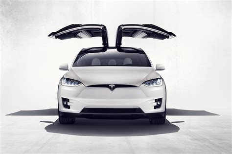 Tesla Model X Mit Flügeltüren Und Biowaffen Button Magazin