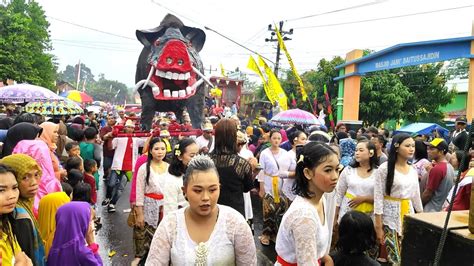 Diguyur Hujan Semua Make Up Luntur Semangat Karnaval Hut