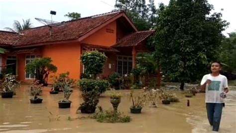 Sungai Jambu Meluap Ratusan Rumah Di Cilacap Terendam Banjir