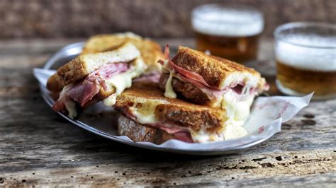 Zapatilla de lacón y queso tetilla la receta de uno de los sándwiches