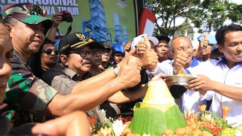 May Day Gubernur Jatim Potong Tumpeng Bareng Buruh Surya Co Id