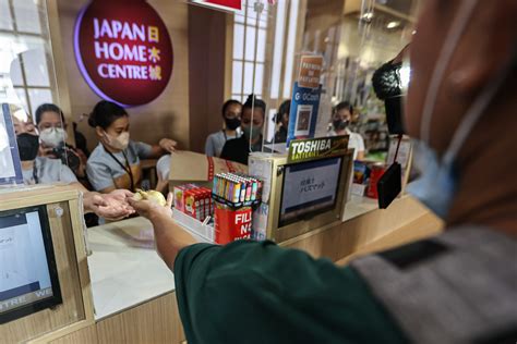 LOOK: Customers eager to pay with onions at Japan Home Centre