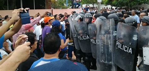 Grupo De Choque Da Golpiza A Maestros Que Protestaban Contra La