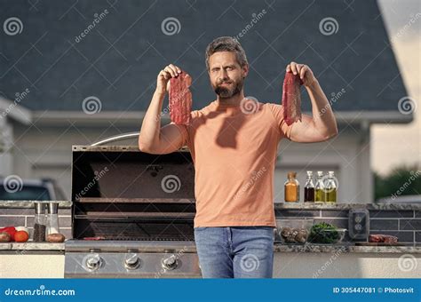 Hombre Cocinando En Parrilladas De Barbacoa En El Patio Hombre