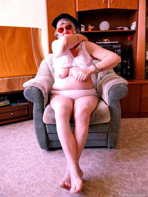 Blonde Granny Grieselda Shows Her Saggy Tits While Completely Naked CoedCherry