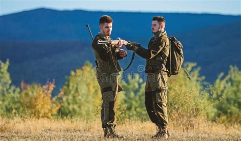 Amistad De Los Cazadores De Los Hombres Moda Del Uniforme Militar