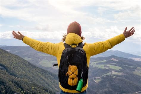 Alpinista Os Bra Os Em P No Topo Da Montanha Homem Desfrutando E