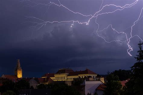 Imagini Spectaculoase Cu Fulgere Pe Cerul Aiudului Surprinse De