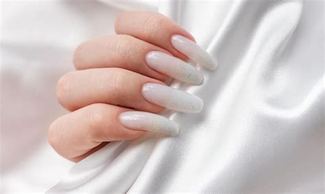 As mãos de uma mulher uma manicure nelas as unhas são pintadas em