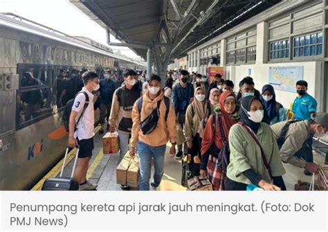 Arus Balik Idul Adha Kai Penumpang Turun Di Stasiun Daop