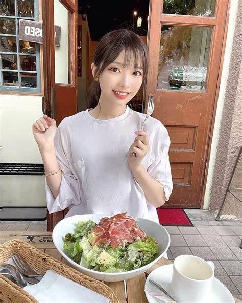 吉沢朱音さんのインスタグラム写真 吉沢朱音instagram「おはよう🥗 最近、草を食べるのにハマっている〜〜 サラダ