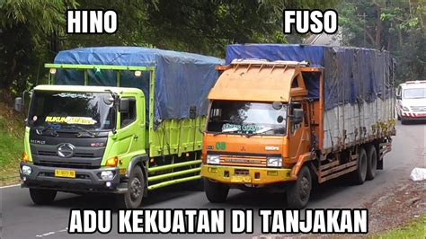 Adu Kekuatan Truk Tronton Hino Vs Fuso Fighter Di Tanjakan Batununggul