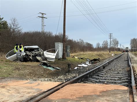 Groźny wypadek na przejeździe kolejowym w Osinach ucierpiał 19 letni