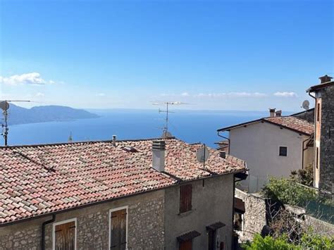 Casa Indipendente Con Giardinetto Terrazza Vista Lago E Un Terreno