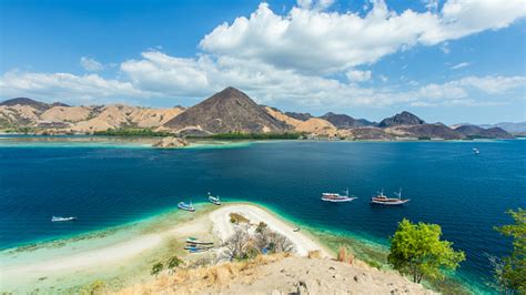 Panorama Pemandangan Pantai Dan Kapal Wisata Yang Berlayar Di Pulau