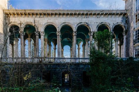 Gran Vestíbulo Con Columnas En Una Antigua Mansión Abandonada Foto de