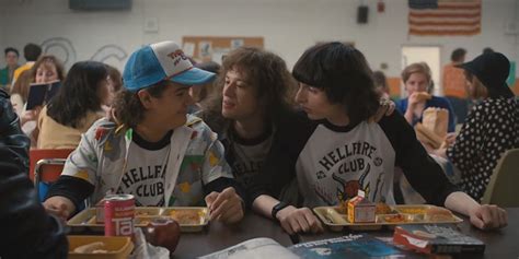 Las Nuevas Fotos Del Set De Mike Wheeler De Stranger Things Revelan Una Dura Realidad Después De