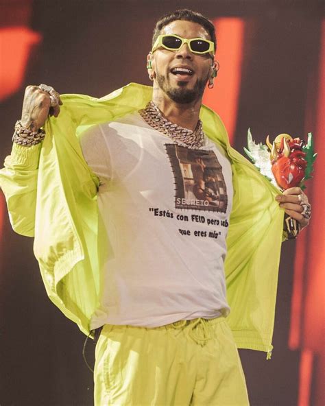 Anuel AA presume playera con polémico mensaje para Karol G