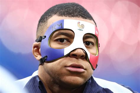 Las razones por las que Kylian Mbappé usa una máscara en la Eurocopa