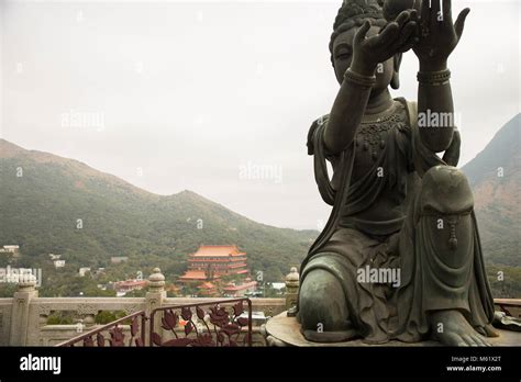 La Estatua Del Buda Tian Tan En El Monasterio Po Lin Hong Kong