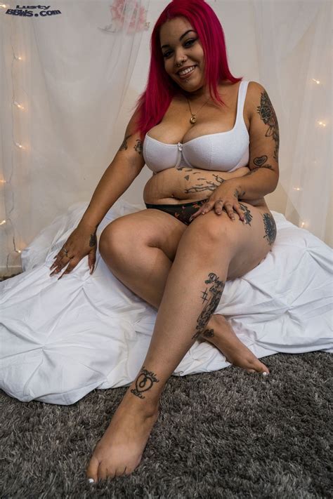 Sexy Bbw Dahlia Shows Off Her Huge Tits And All Her Curves Photos