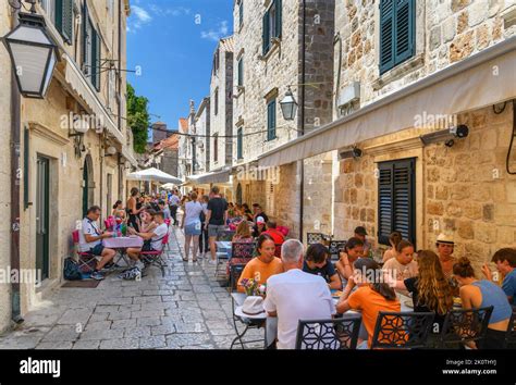 Cafes and restaurants in the old town, Dubrovnik, Croata Stock Photo - Alamy