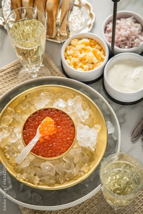 Orange Keta Lachs Kaviar In Dose Auf Eis In Glas Schale Mit Perlmutt