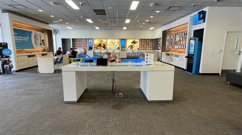 Tech support specialists help explain the new atandt store locator 1