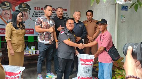 Penyerahan Bantuan Pupuk Oleh Wakil Bupati Kutai Kartanegara Desa