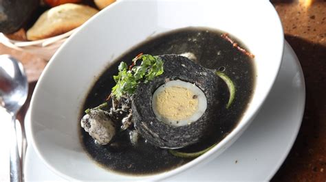 Así es como se cocina el tradicional relleno negro un platillo