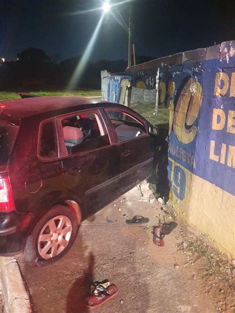 Dupla Presa Ap S Persegui O Policial E Batida Em Muro De Igreja Em