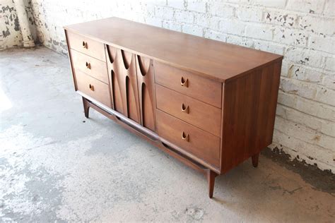 Broyhill Brasilia Sculpted Walnut Nine Drawer Dresser Or Credenza At 1stdibs Broyhill Brasilia