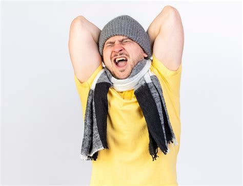 Douleur Jeune Homme Malade Blonde Portant Un Chapeau D Hiver Et Une Charpe Retient Avec Deux