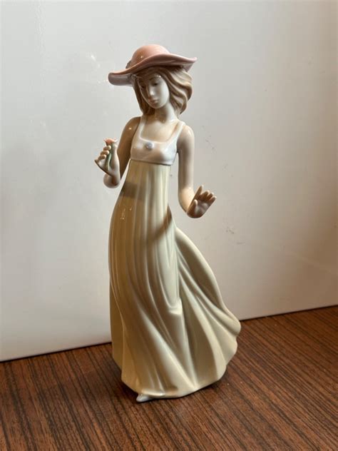 Lladro Nao Liczna Figurka Porcelanowa Dziewczyna Liszki Kup Teraz