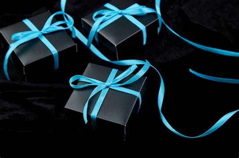 Cajas De Regalo De Lujo Negro Con Cinta Azul Foto Premium