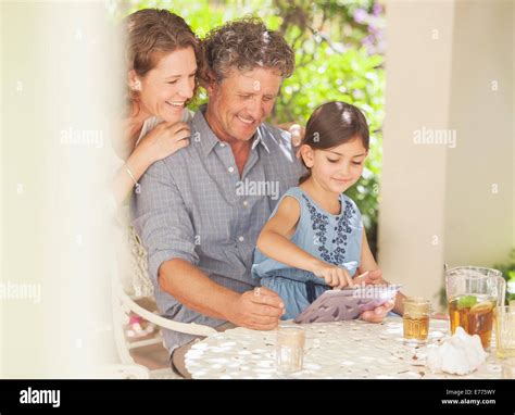 Petite Fille Et Grand Parent Banque De Photographies Et Dimages