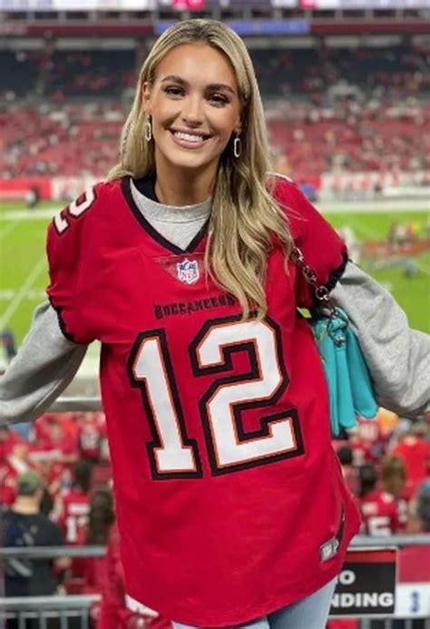 Tom Brady Loving Model S Colossal Cleavage Has Fans Gasp She S So Hot The Sun Is Jealous