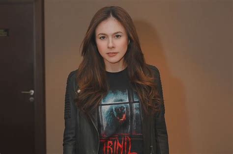 Aduhai Menyala Tante Gaya Hot Wulan Guritno Pakai Dress Merah Mentereng Panen Komentar Stylo