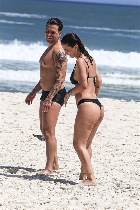 Gabi Brandt E Saulo Poncio Trocam Beijos E Carinhos Em Praia Do Rio Mh