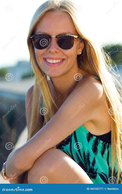 Fille Assez Blonde S Asseyant Sur Le Toit Image Stock Image Du