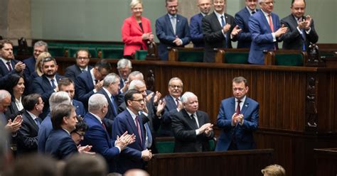 PiS traci KO zyskuje a Hołownia ma duży problem NAJNOWSZY SONDAŻ