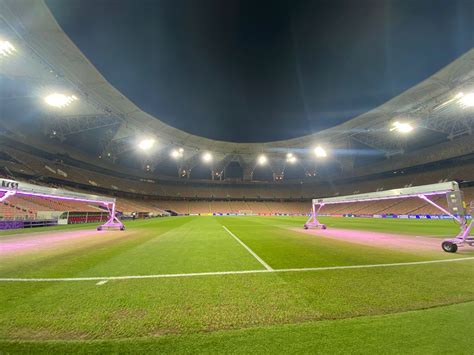 Campo da estreia do Fluminense no Mundial apresenta falhas; Diniz abre