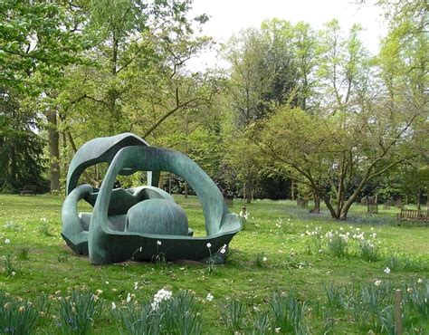 Скульптуры Генри Мура: абстрактные формы в общественных пространствах ...