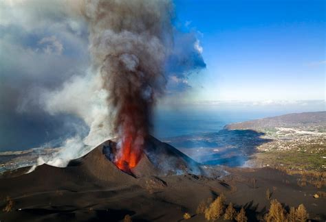 Vulcano Inarrestabile Nuove Bocche E Fiumi Di Lava Le Ultime