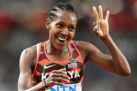 Síntese Mundiais de Atletismo Kipyegon dá primeiro passo para ser um