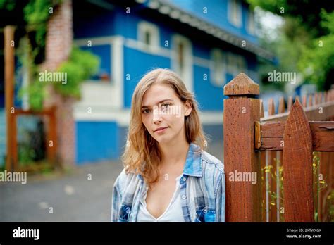 Jeune blonde Banque de photographies et dimages à haute résolution Alamy