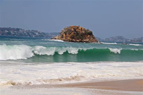 Emiten Recomendaciones Por Mar De Fondo En Playas De Acapulco